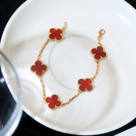 Van Cleef & Arpels braccialetto classico a cinque fiori rosso calcedonia-3782
