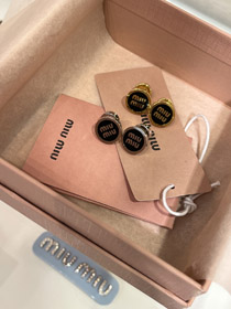 MIUMIU nero smalto lettera metallo rotondo pulsante orecchini-3893  